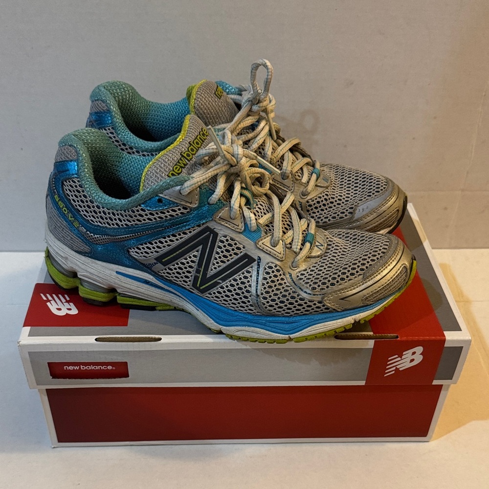 New Balance 880v2 Running Sneaker Shoe in Size 7.5